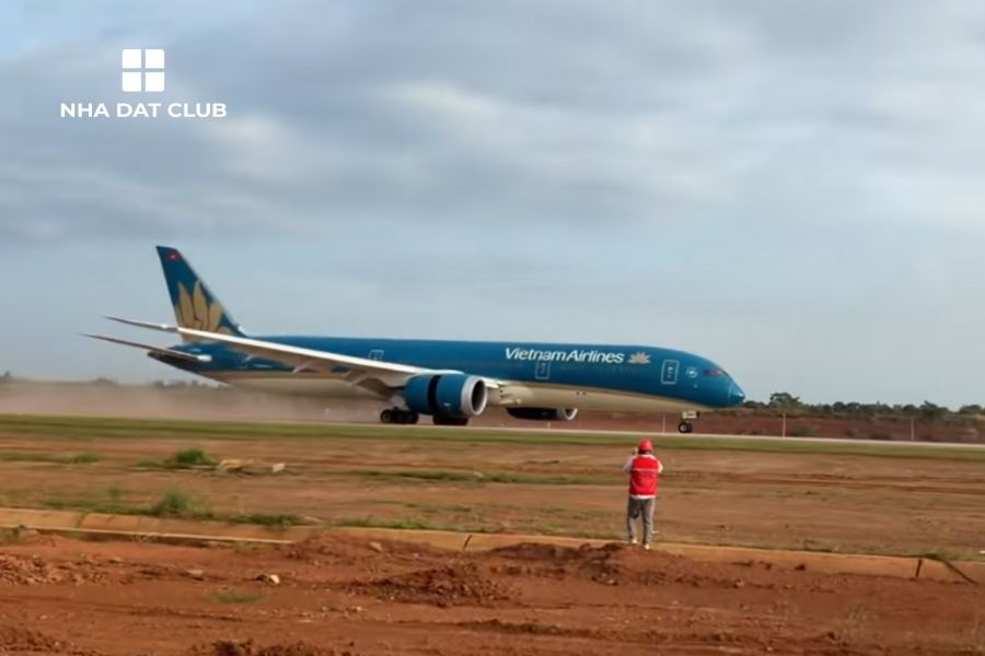 Boeing 787-9 Dreamliner của Vietnam Airlines đã hạ cánh xuống sân bay Quốc tế Long Thành lúc 15h30